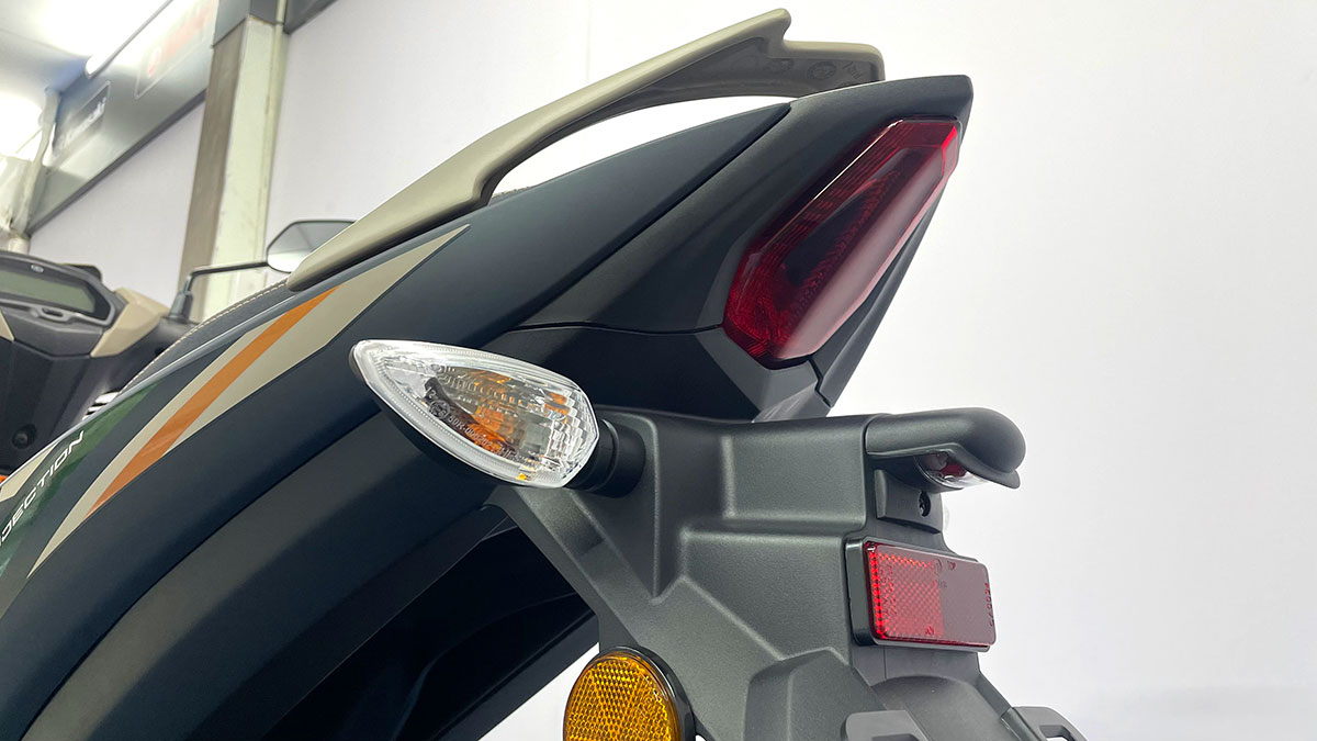 đèn hậu của xe Yamaha 135LC màu vàng cát